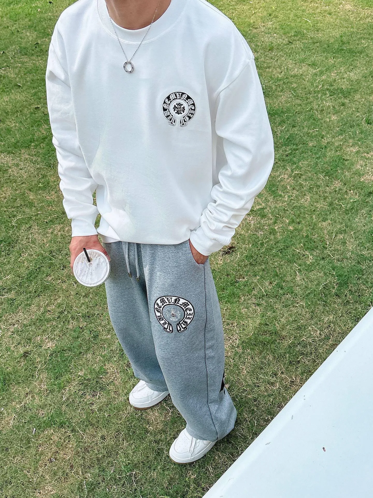 Clothes P 400💰 Pants P 446💰ChromeHearts Chrome Heart Round Neck Long Sleeve Pursuit of quality and absolute guarantee of quality! Using double-sided cotton fabric, the texture is clearly visible, the texture is soft, delicate and smooth, and the customized three-dimensional embroidery and leather patchwork technology is full of drape! The workmanship is fine and the shoulder lines are smooth. All imported chain machines are used to make the shoulder rolling strips. It has a certain thickness and is not made of cheap material but has a shiny feel that is comfortable and not tight on the upper body. It is the most avant-garde street item that can be easily matched by both men and women!  Color: black white Size: m-3xl Style number: 3576➕3750